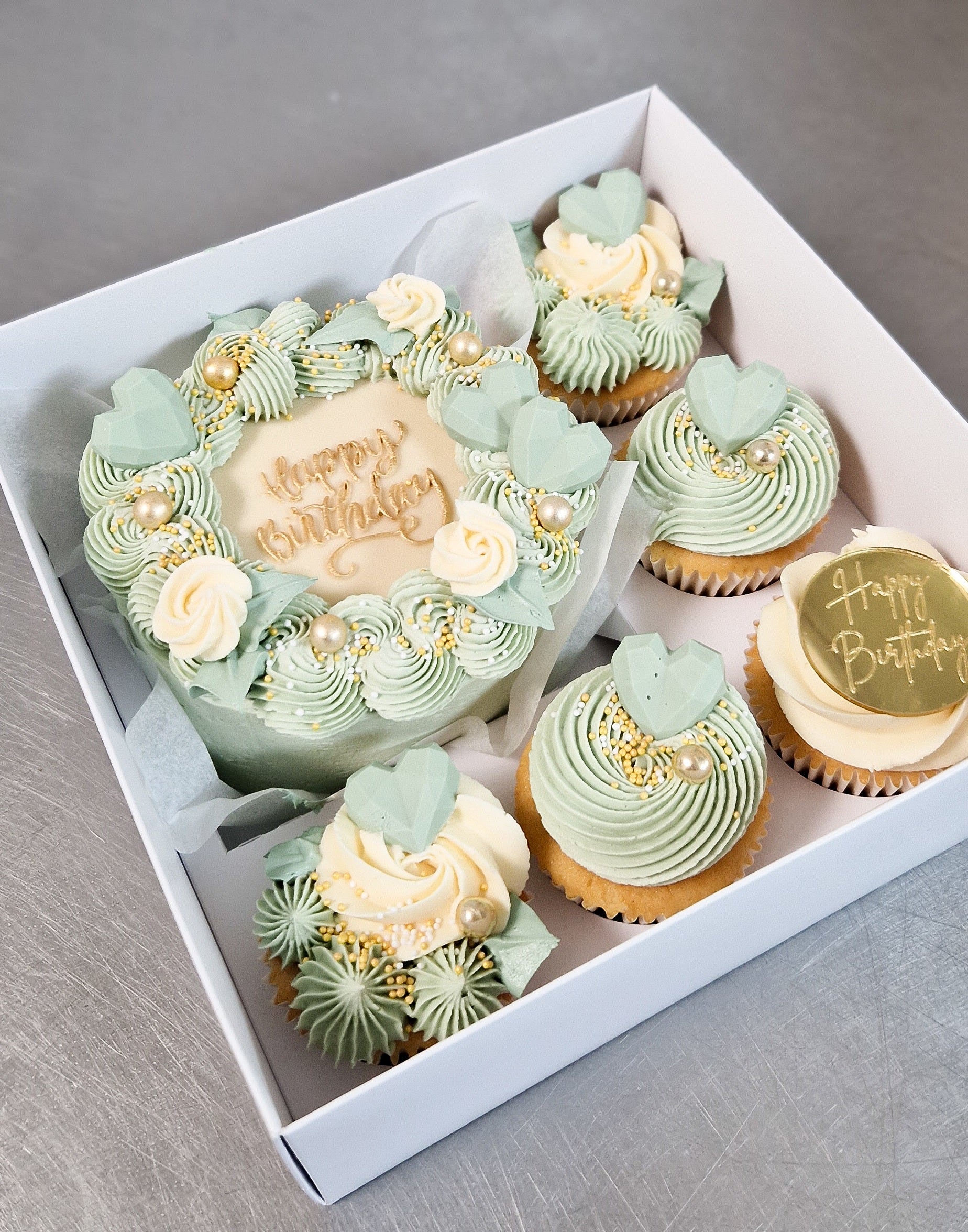Bento birthday cake & cupcake box