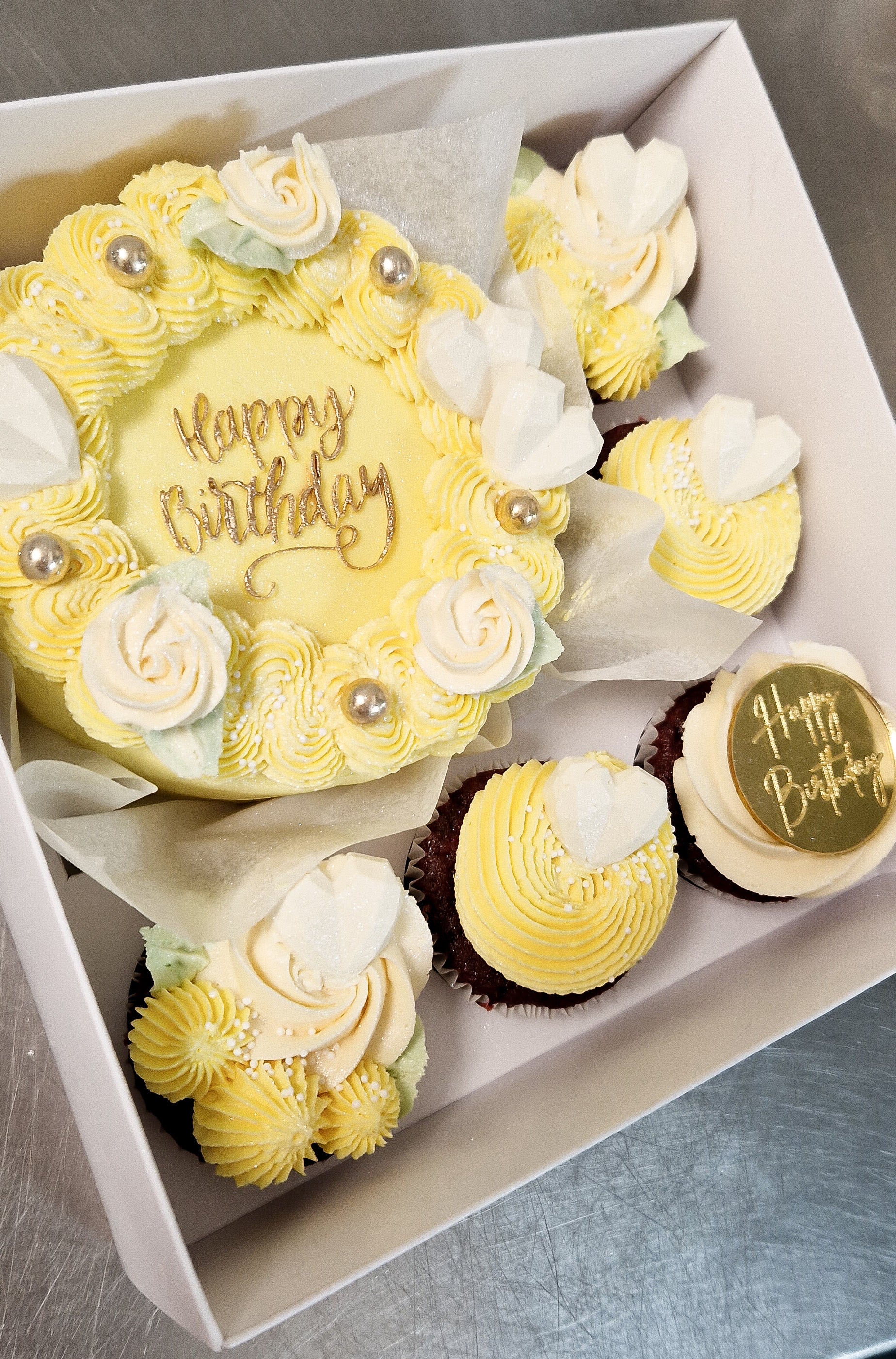 Bento birthday cake & cupcake box