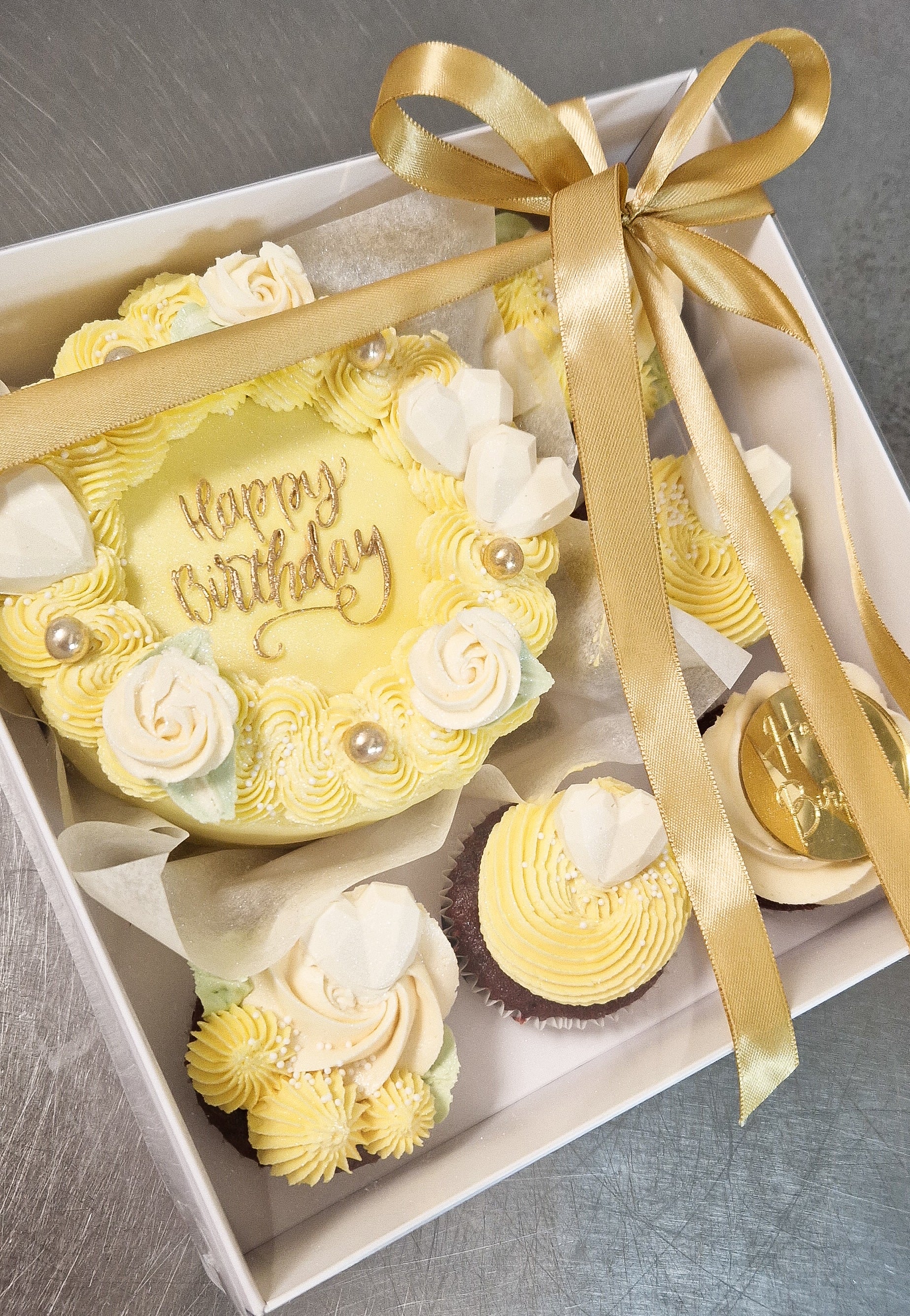 Bento birthday cake & cupcake box