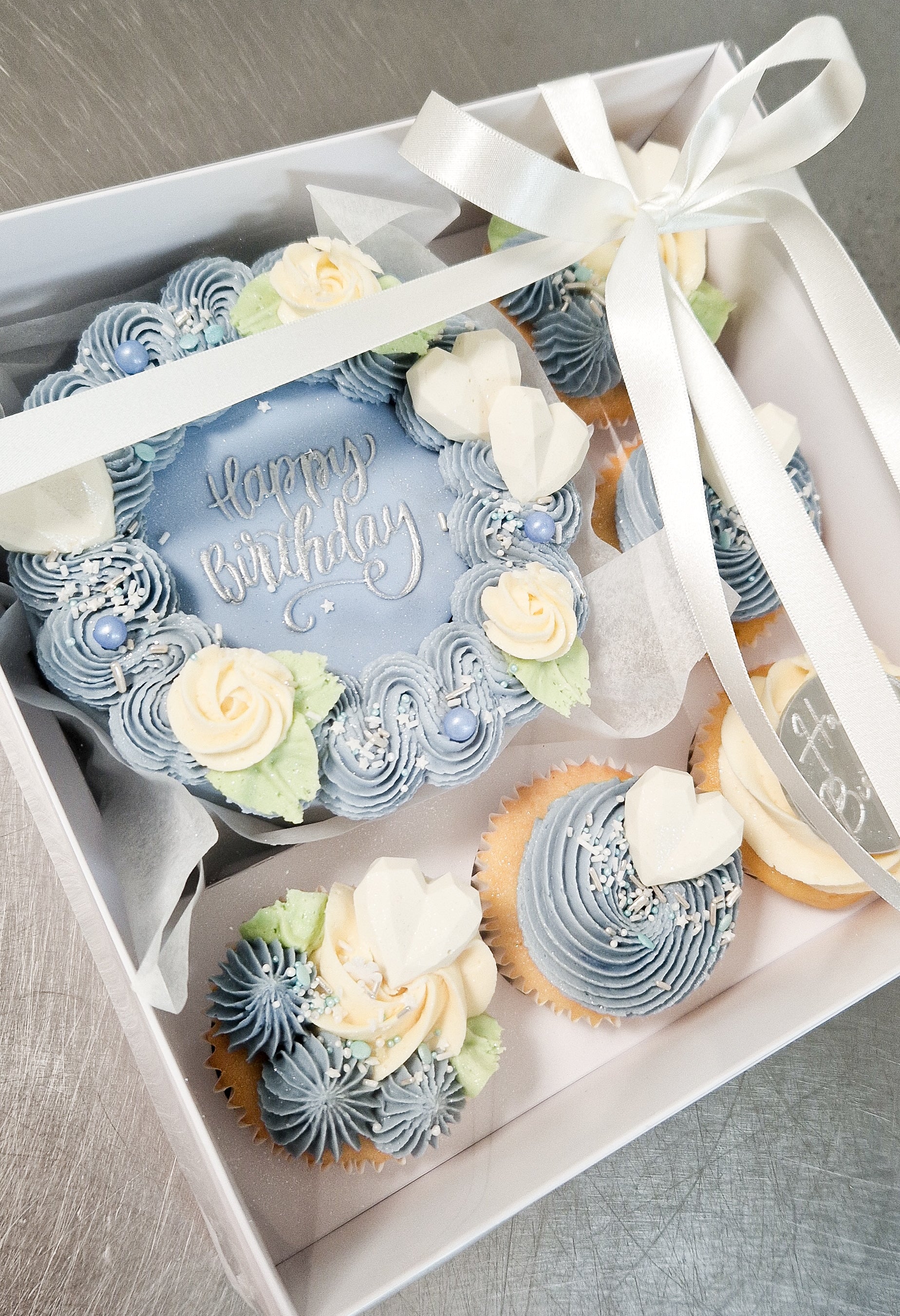 Bento birthday cake & cupcake box