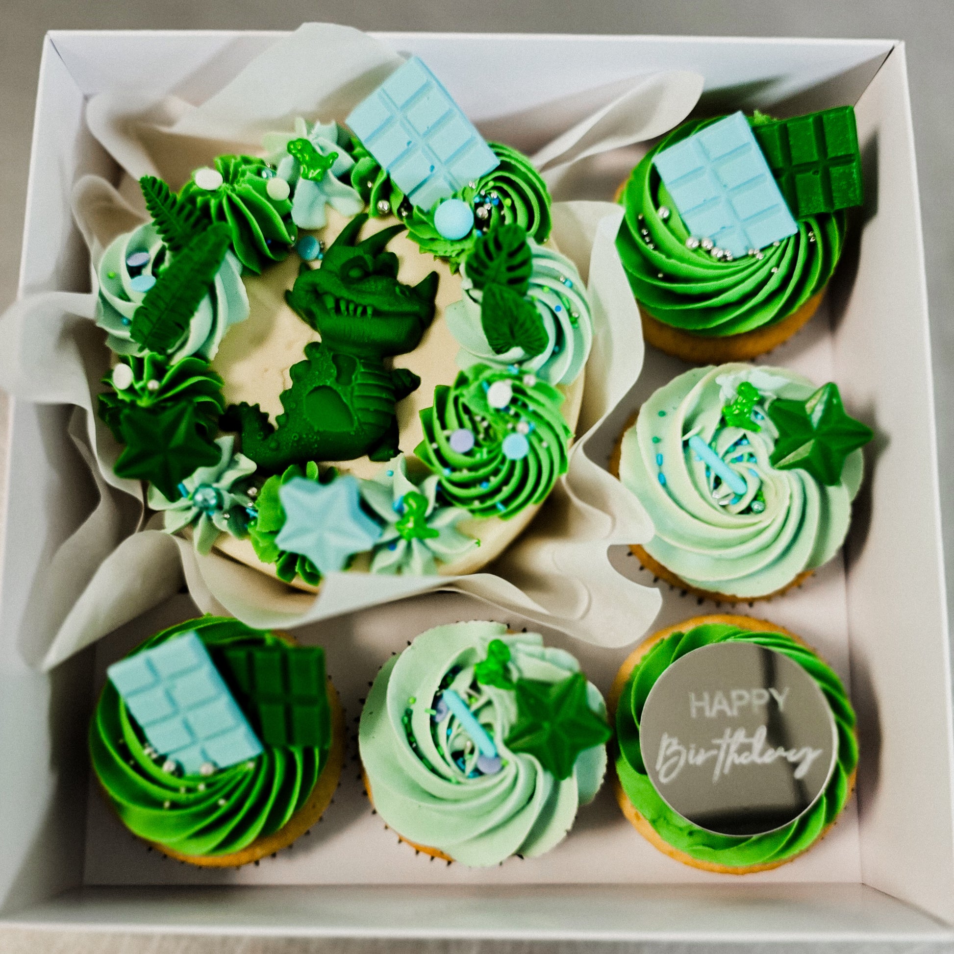 Bento dino cake & cupcake box